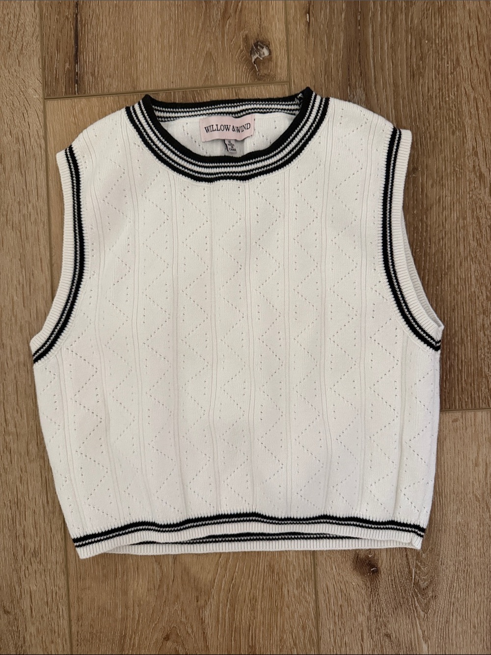 Willow & Wind | White Sleeveless Knit Tank with Black Trim | size XL